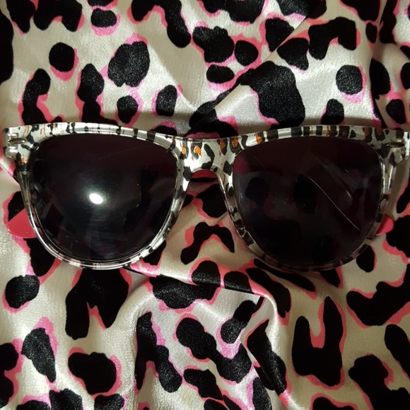 FREE Pink silver leopard print wayfairer sunnies - Picture 5 of 6