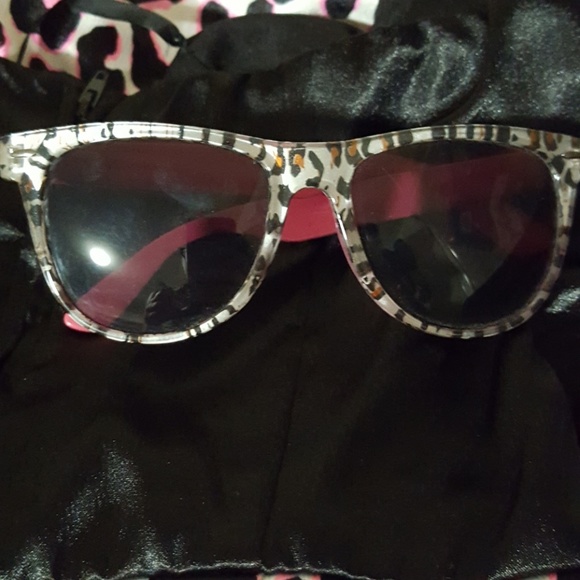 FREE Pink silver leopard print wayfairer sunnies - Picture 6 of 6