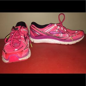 size 9.5 brooks tennis shoes, preowned