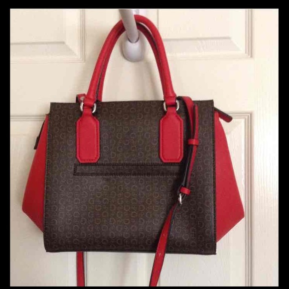 Guess purse - Picture 2 of 2