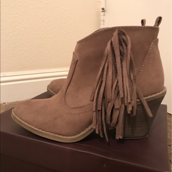 size 8 women's light brown booties with fringe - Picture 2 of 6
