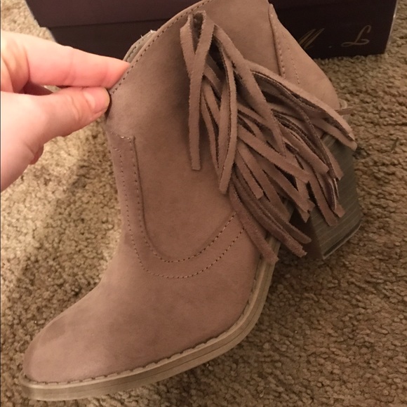 size 8 women's light brown booties with fringe - Picture 3 of 6