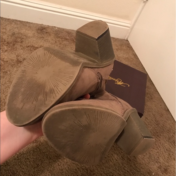 size 8 women's light brown booties with fringe - Picture 6 of 6