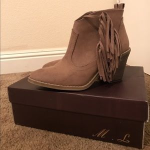 size 8 women's light brown booties with fringe