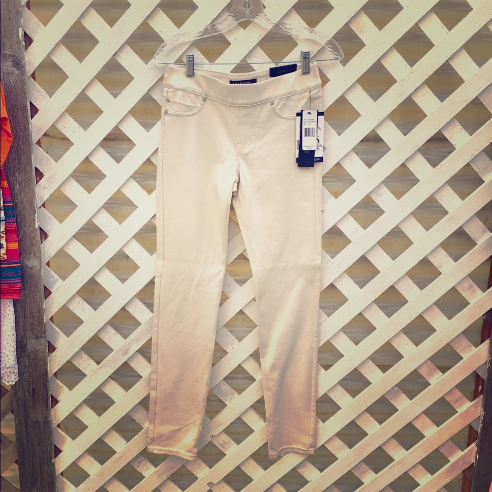 Stretch off wire{ whisper} pants.