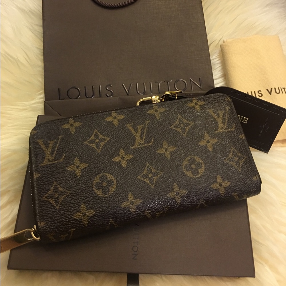 ❤️SOLD❤️Zippy Wallet monogram