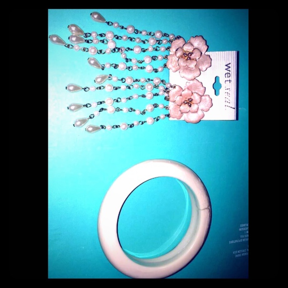 Earrings with a bangle (bracelet)