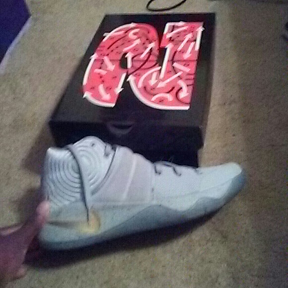 Kyrie 2 Wolf Grey - Picture 2 of 2