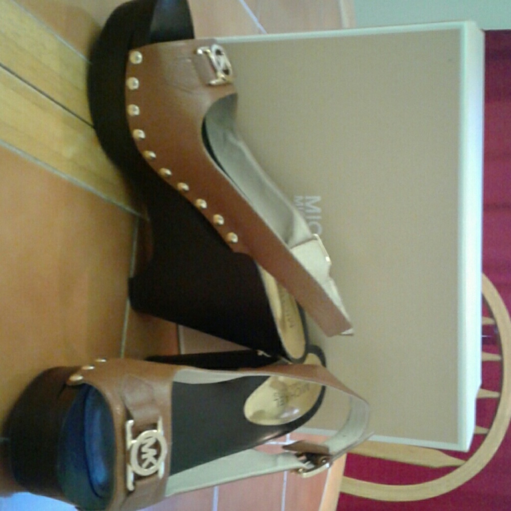 MK charm sling leather wedges/color-Luggage