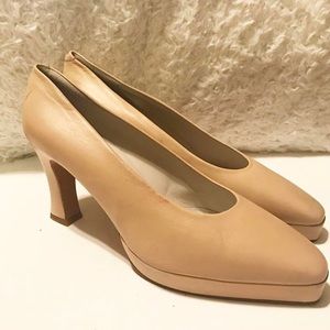 Nude vintage leather pump