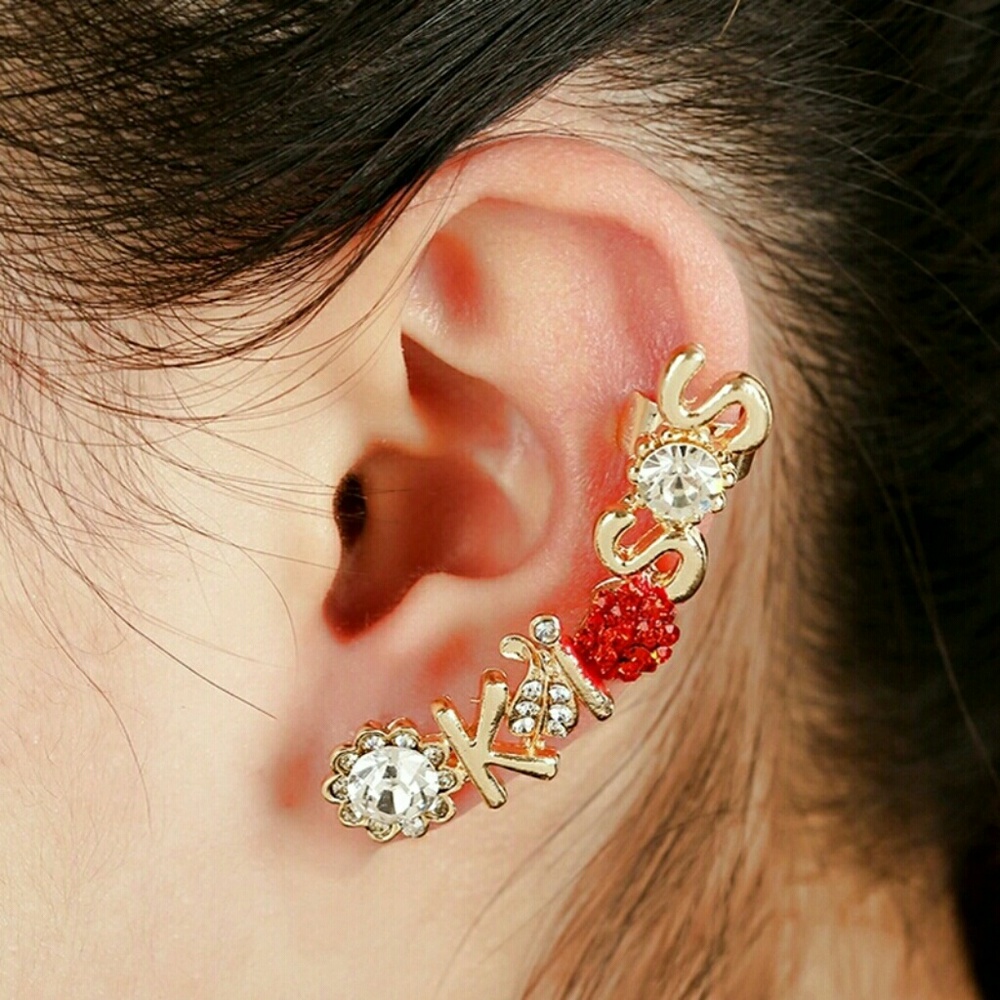 Kissy lips ear cuff