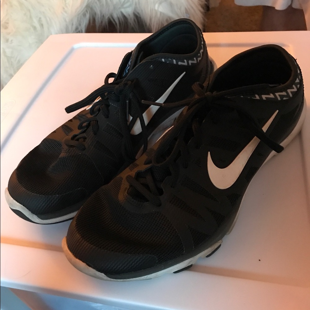 Black Nike Tennis Shoes