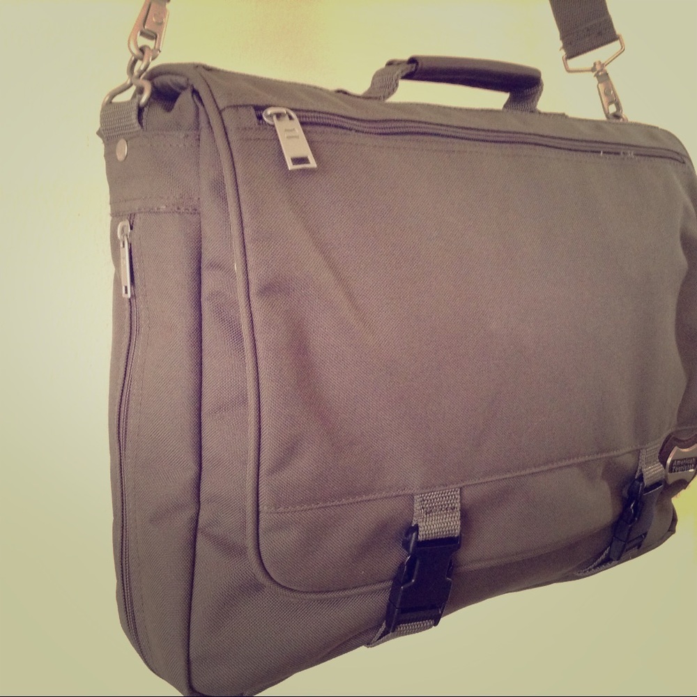 NWOT American tourister lap top/messenger bag
