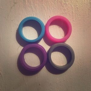 4 pack silicone rings.