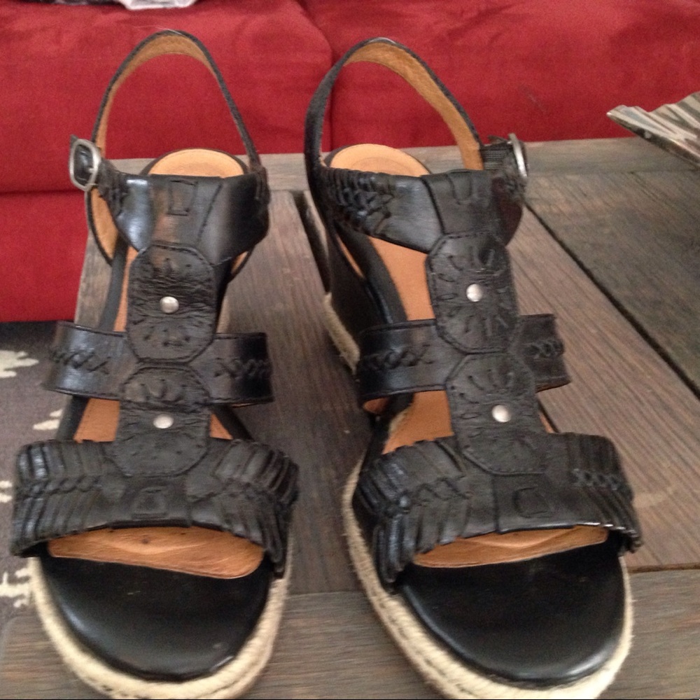 Nature brand black leather wedges with twine trim