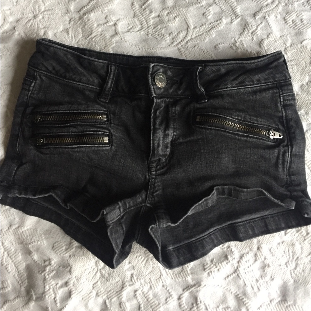 Stretchy zippered shorts