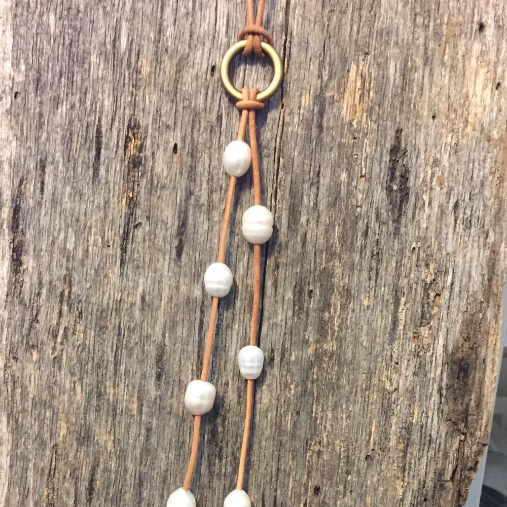 Handcrafted long camel leather & pearl necklace - Picture 1 of 2
