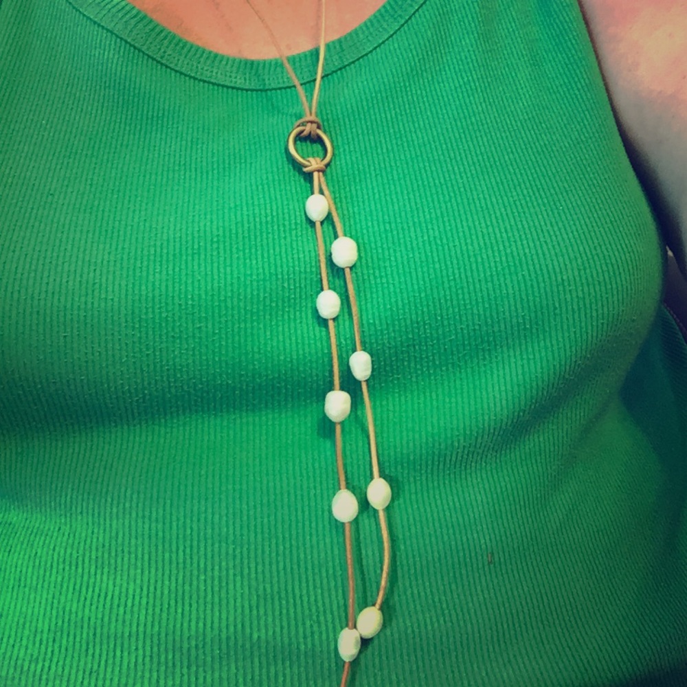Handcrafted long camel leather & pearl necklace - Picture 2 of 2