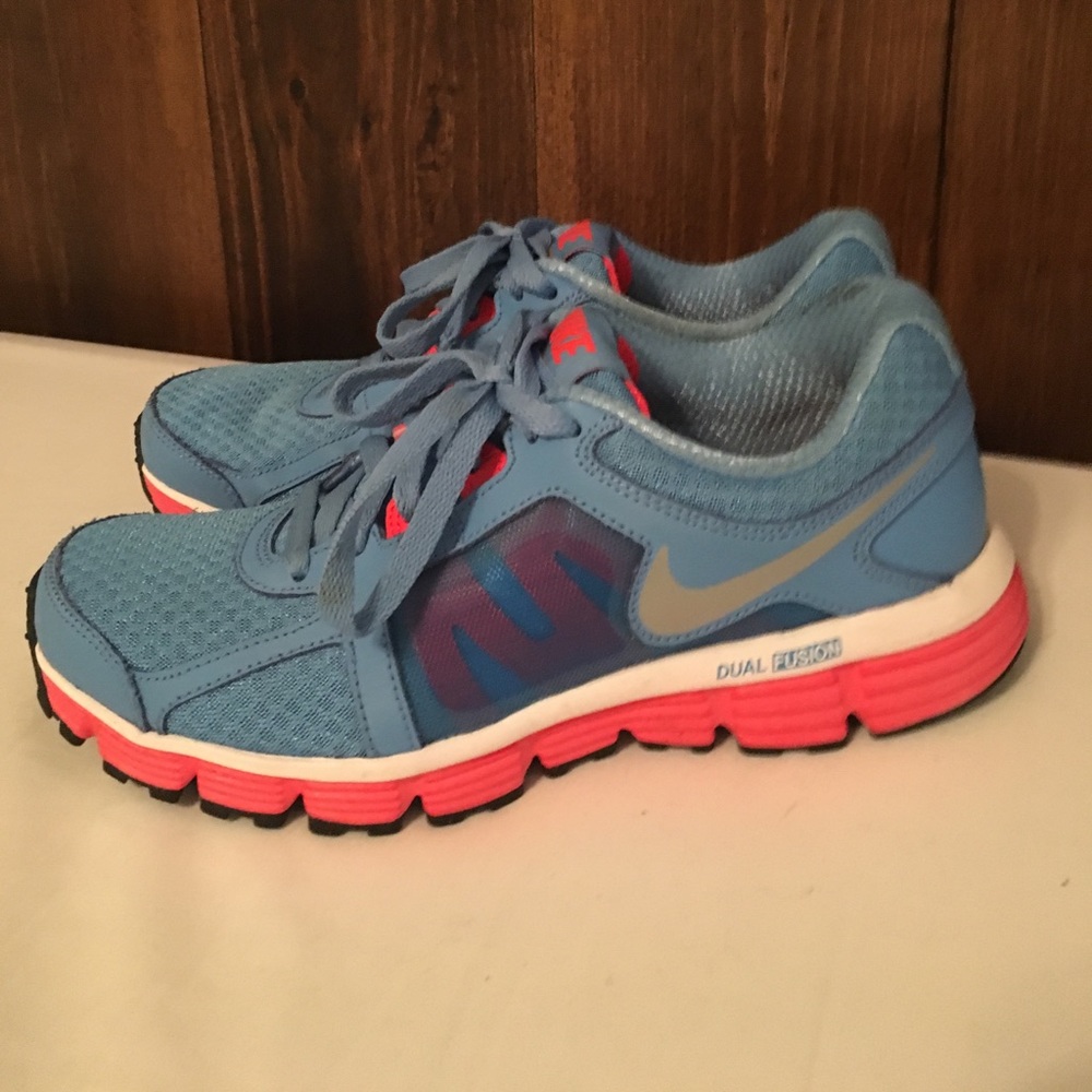 Nike dual fusion ST2 tennis shoes