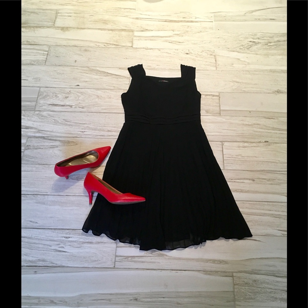 🌹Zishen🌹Fabulous LBD!!🌹💐🌻Pleated Skirt🌹NWOT
