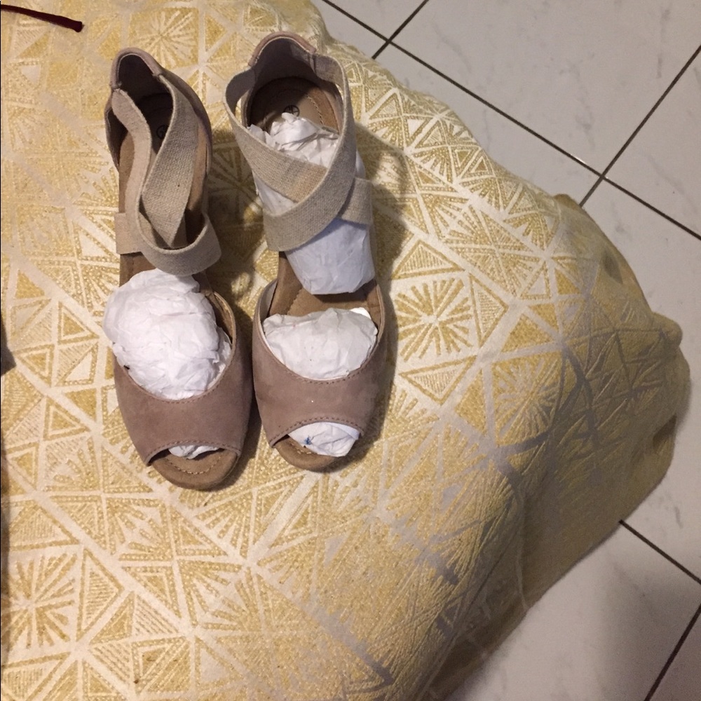 GIANI BERNINI SIZE 7 WEDGE