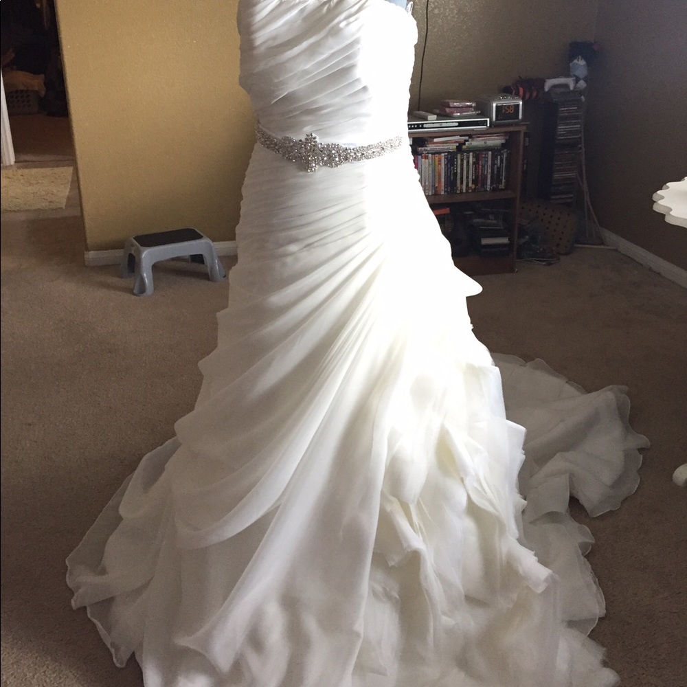 Enzoani "Fabi" Wedding gown. Size 6, Used