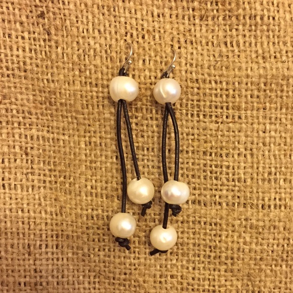 Leather & pearl earrings - Picture 1 of 1