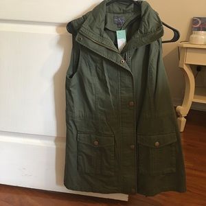 Green cargo vest; size small; never been worn