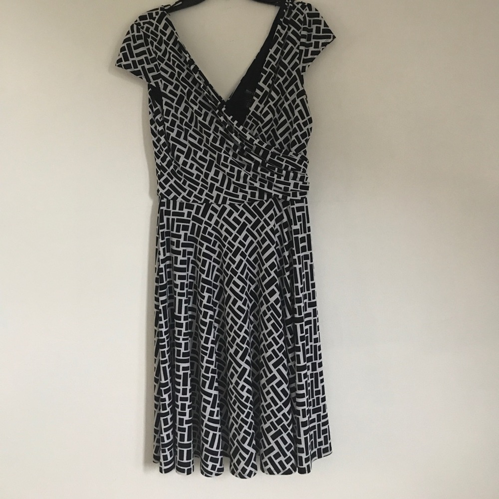 Super Flattering White House Black Market Dress