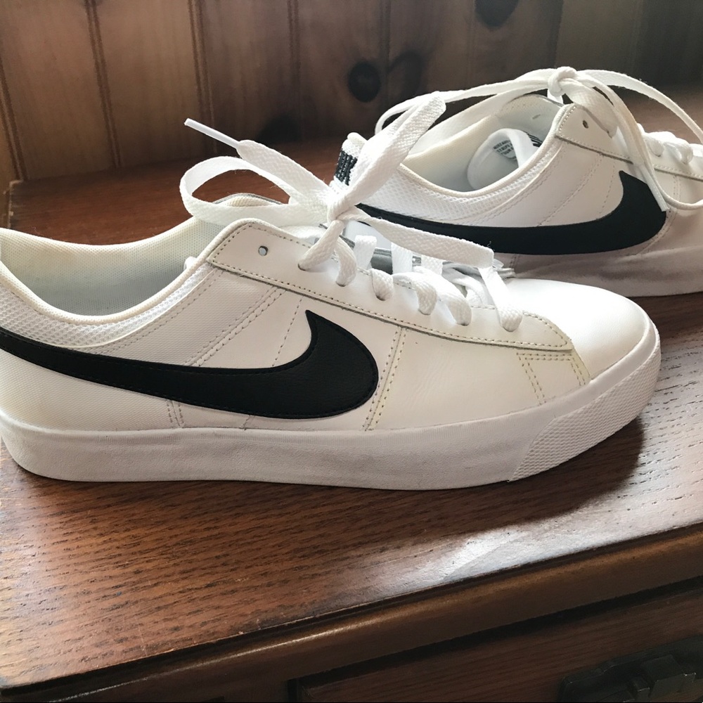 Nike sneakers sz 7 men's