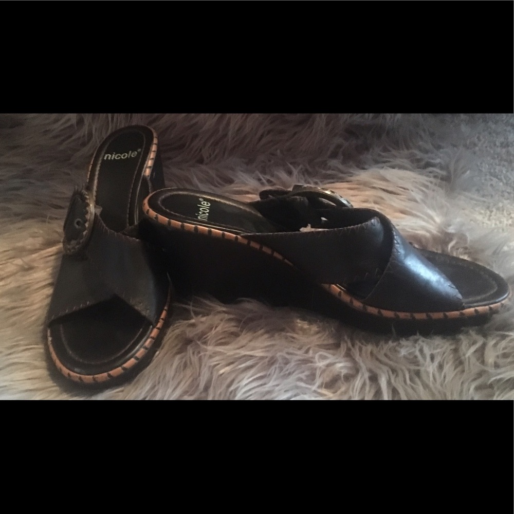 Nicole wedges