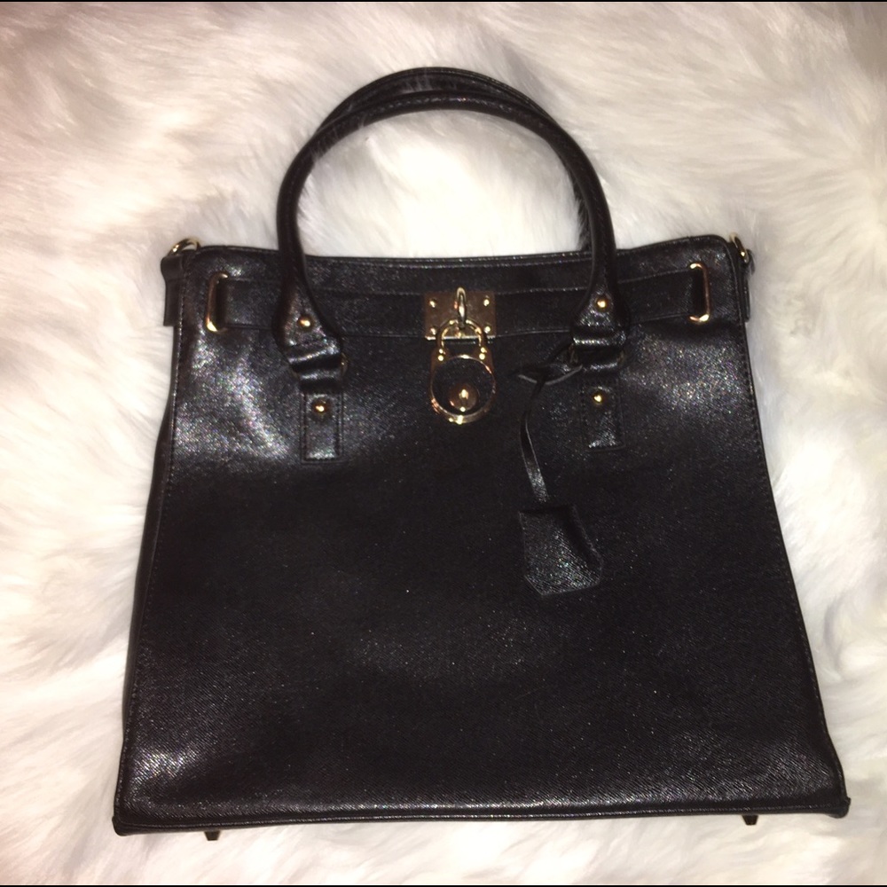 Black locketed purse