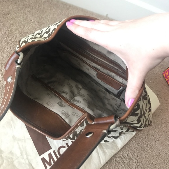 Michael Kors Monogram Hobo - Picture 4 of 8