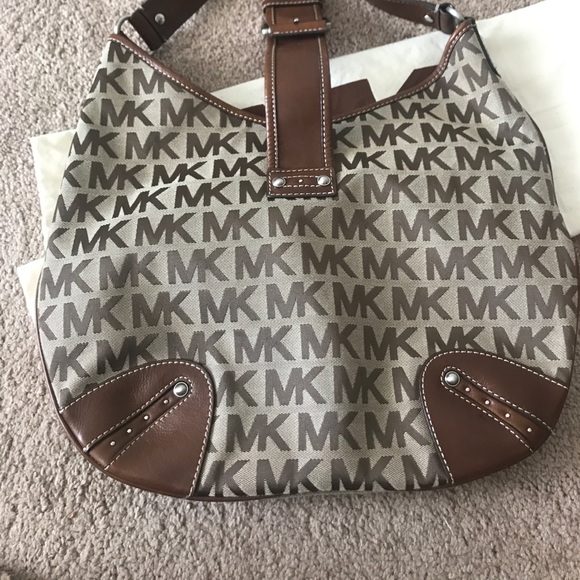 Michael Kors Monogram Hobo - Picture 6 of 8