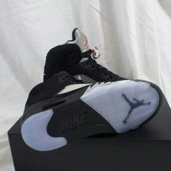 Jordan 5 Mettalic Women size included - Picture 2 of 5