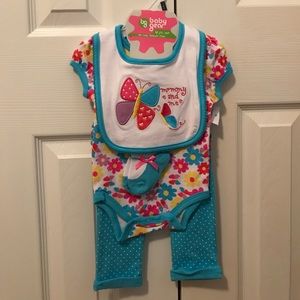 Outfit set with bib and socks