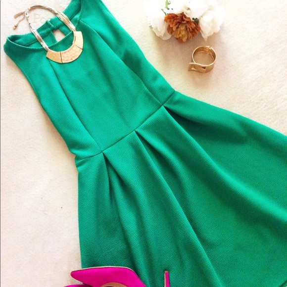 Meet your Posher, Tess! Aka Modern Bombshell. - Picture 4 of 8