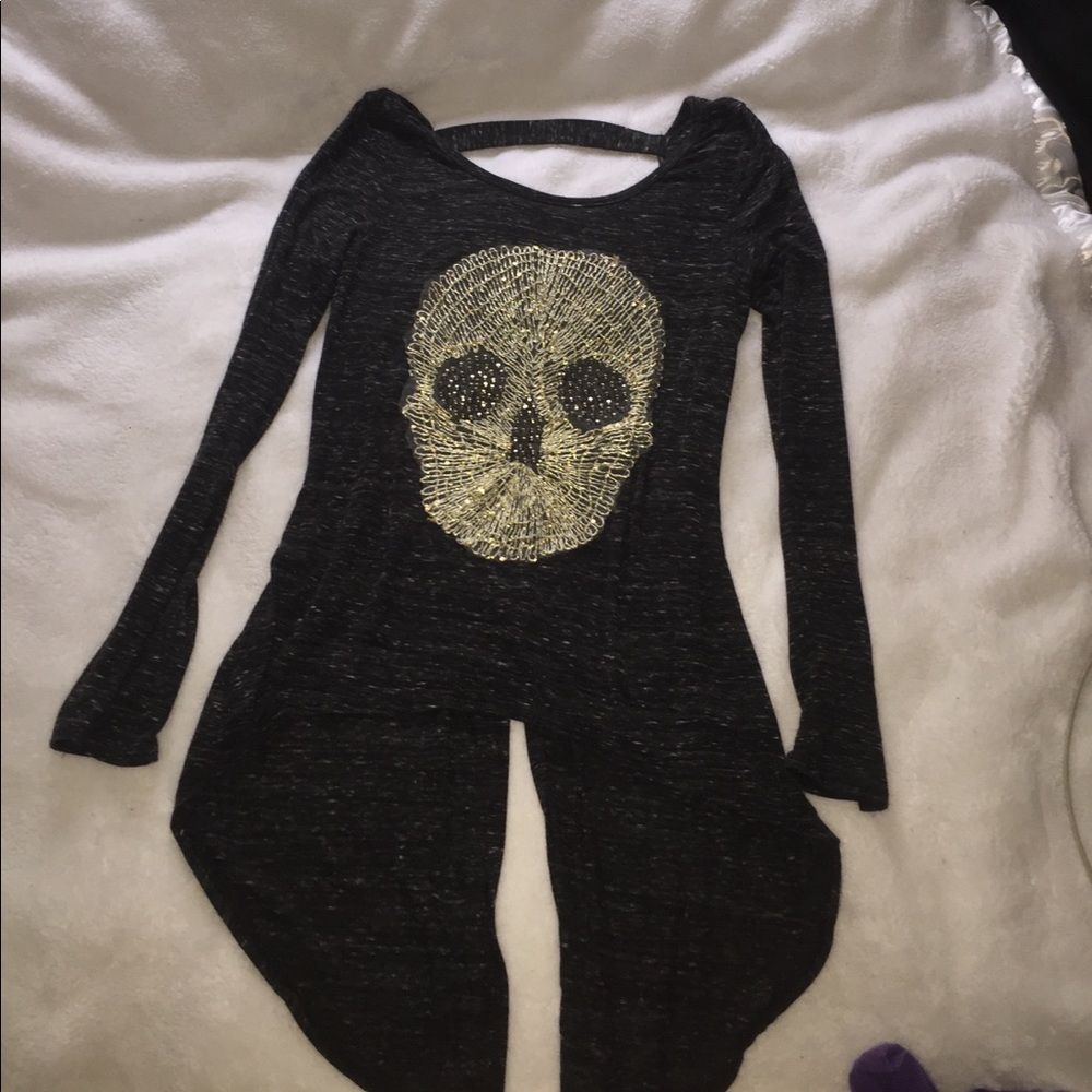 Long sleeve, open back, skeleton top