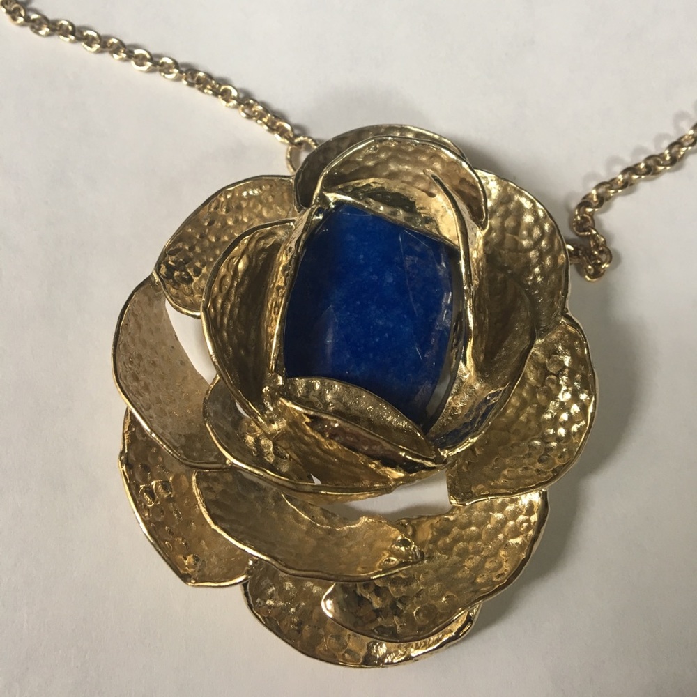 Kendra Scott Rose necklace with cobalt center