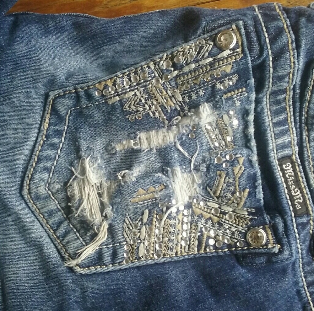 Cute destructed miss me jeans