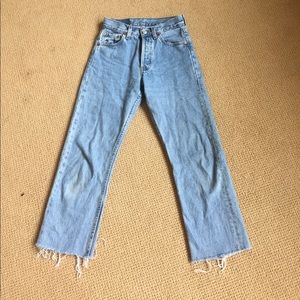 blue 501 levi jeans cutoff