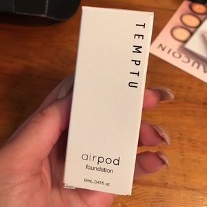 Temptu airpod in beige