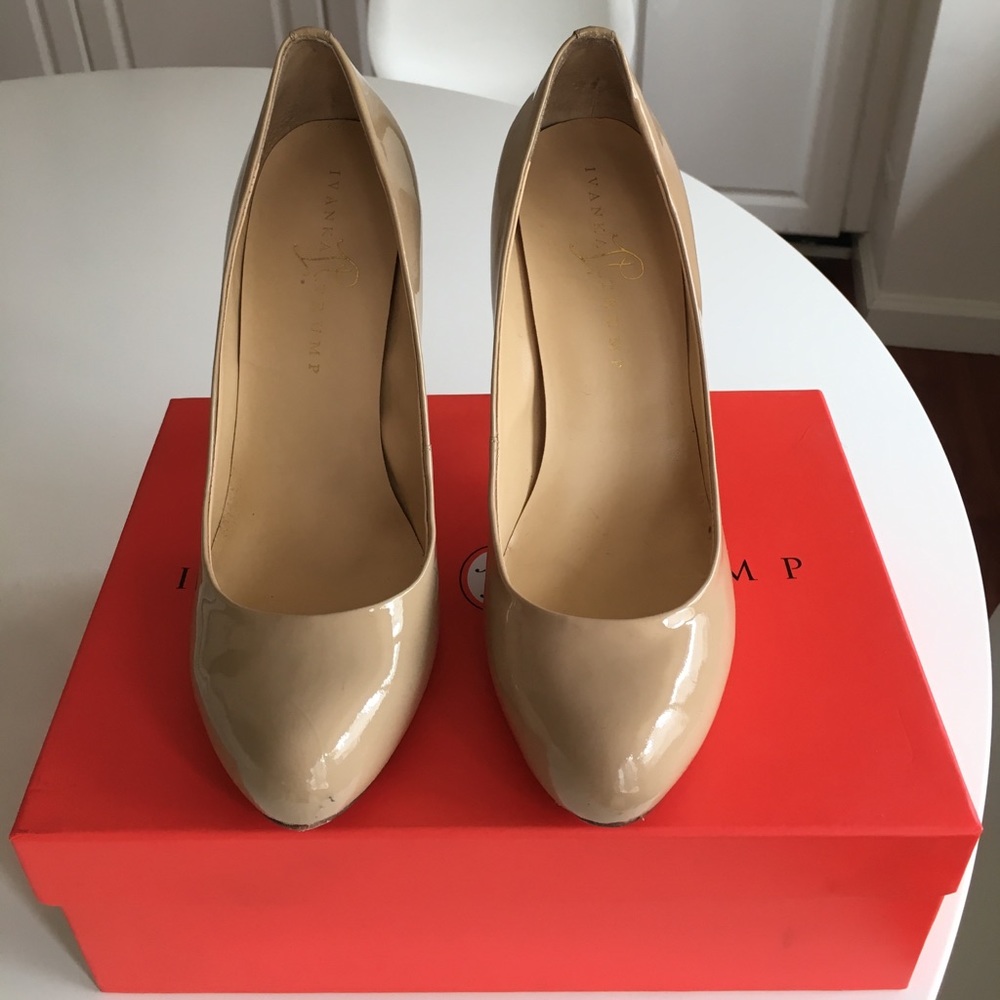 Ivanka Trump beige patent leather 4" pumps