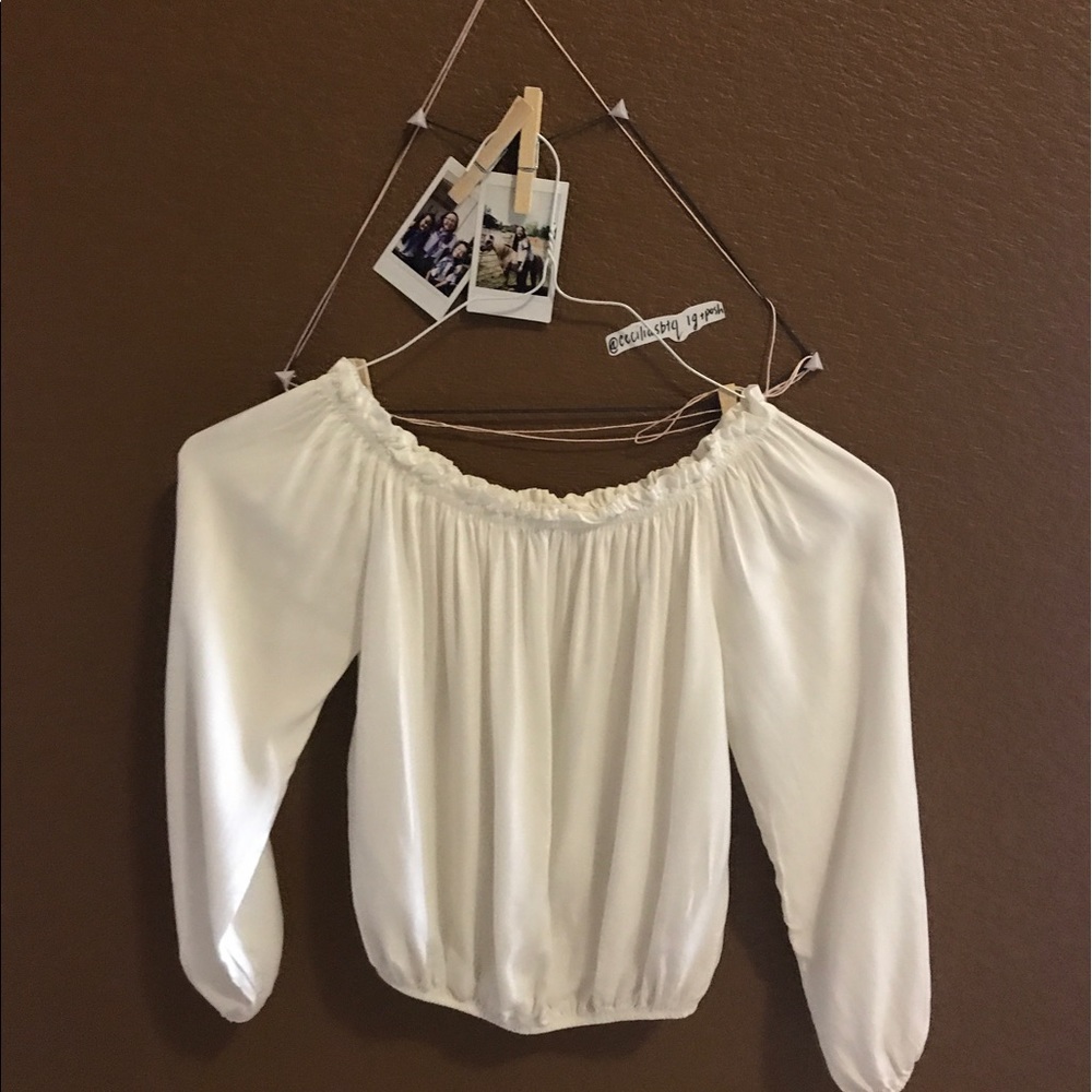 Maura top off shoulder