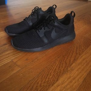 All Black nike roshe shoes