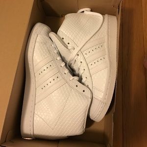 Superstar High top Adidas. Never been work. Size 7