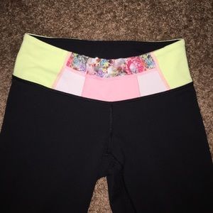 SOLD Lululemon reversible Luon Wunder Under crops