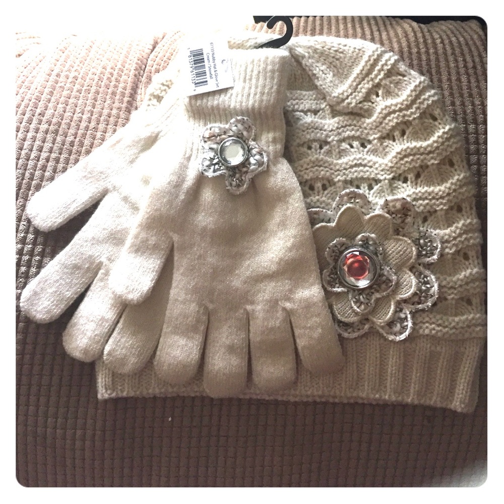 Cream colored hat and gloves set