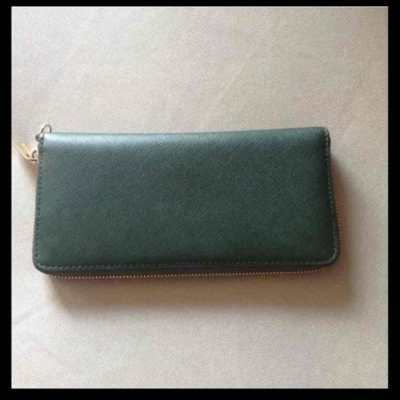 Michael Kors - Picture 2 of 4