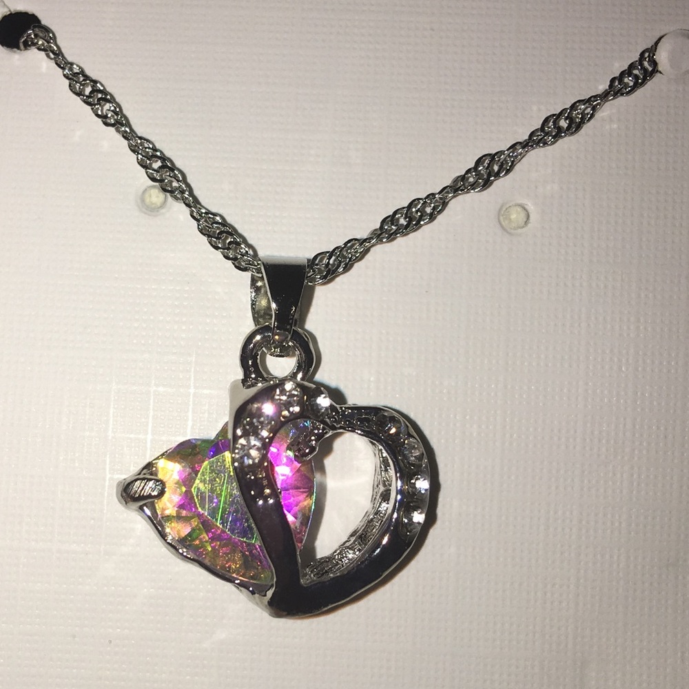 5/$25 Beautiful heart charm necklace changes color